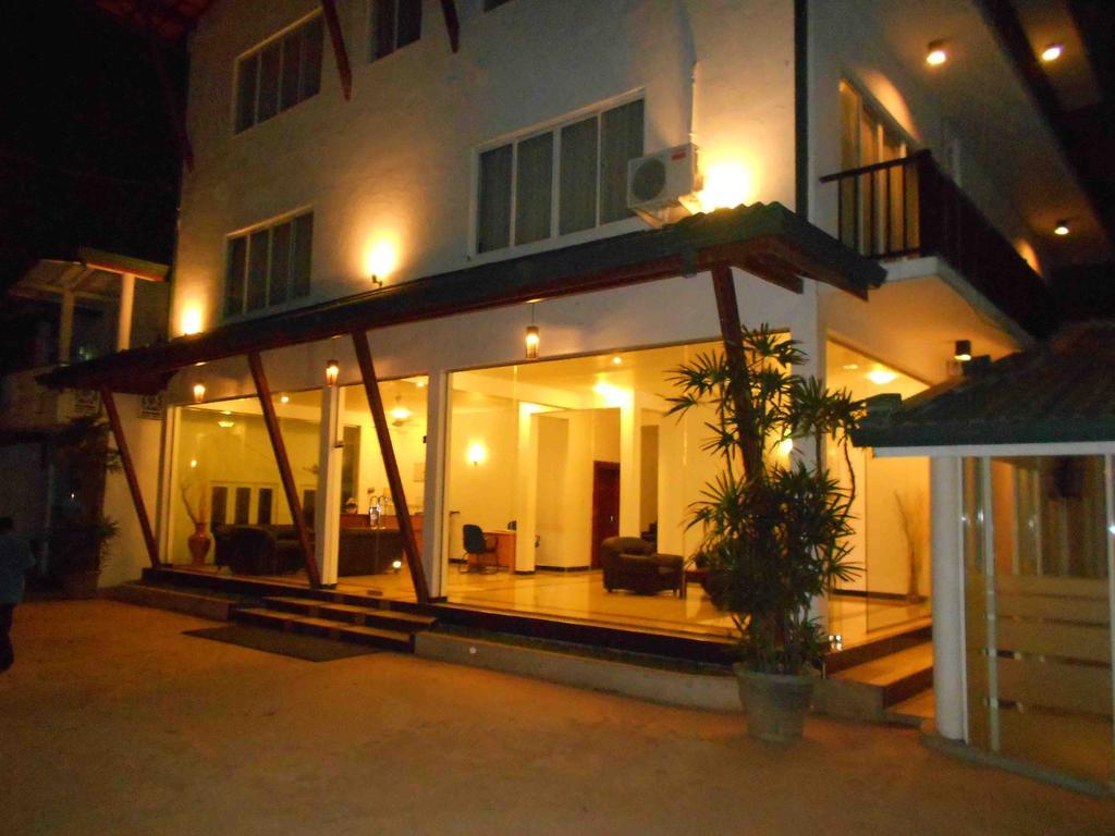 Onreech Hotel Seeduwa Dış mekan fotoğraf